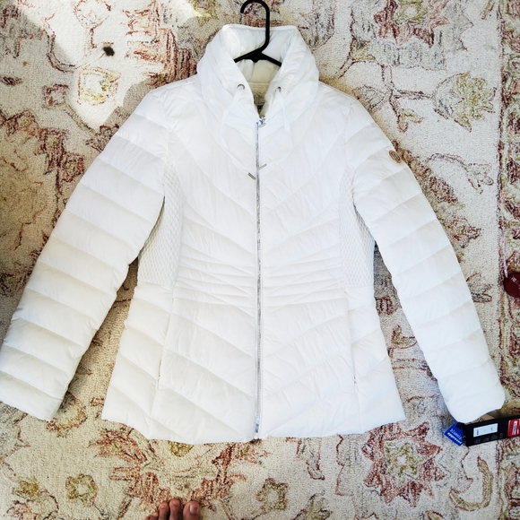 Bernardo Jackets & Blazers - Bernardo White Puffer Carryiable Pouch Jacket